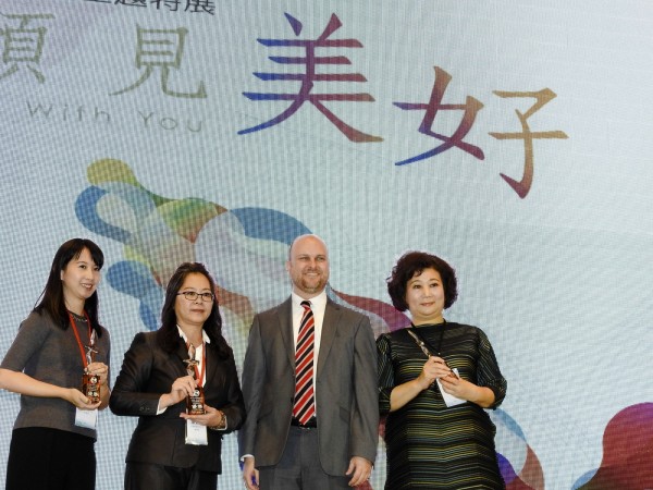 美國在台協會Ryan Engen 經濟官(左三)與在地創生類優勝企業合影