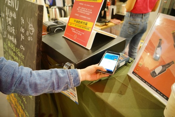 3-圖說:在會場想買飲料、餐點,不用再掏出零錢,手機「嗶」一聲,就完成付費!.jpg