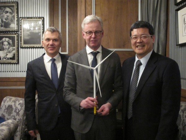 MHI Vestas共同執行長Lars Bondo Krogsgaard(中)