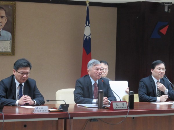 經濟部長沈榮津(中)