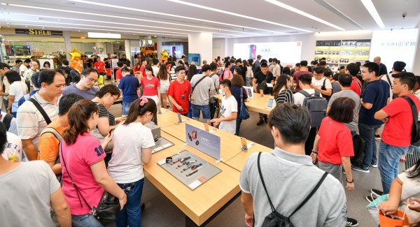 小米之家台北信義威秀店開幕首日民眾入店體驗購物踴躍。.jpg-copy