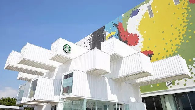 隈研吾設計用集裝箱搭建的星巴克門市.jpg