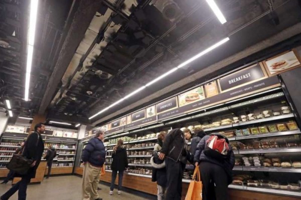 亞馬遜無人商店 Amazon GO,天花板裝有攝影機與感應器_風傳媒.jpg