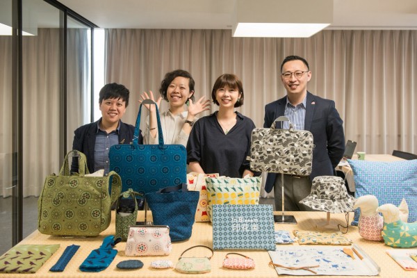 Pinkoi文創創投記者會-印花樂產品展示(左至右)印花樂共同創辦人邱瓊玉、印花樂共同創辦人沈奕妤、