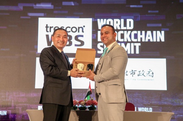 局府-新北市長侯友宜(左)與Trescon執行長Mr. Mohammed Saleem(右)互贈禮品