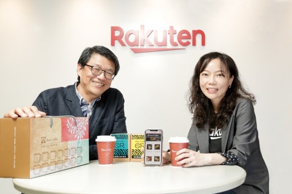 怡客咖啡副總經理廖幸安(左) 台灣樂天市場執行長羅雅薰(右)