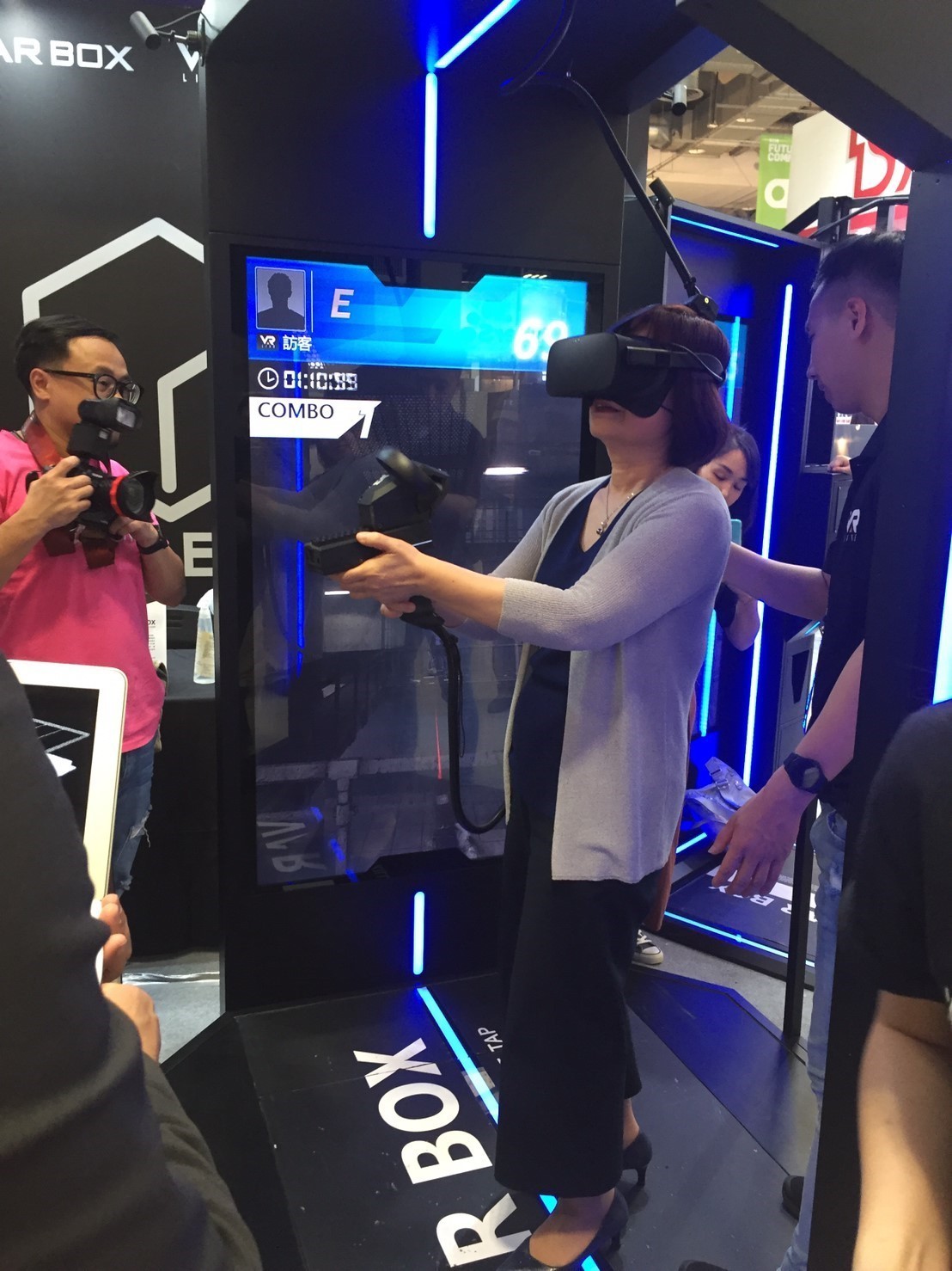 國家發展委員會主委陳美伶於XR EXPRESS TW計畫專區體驗由維亞娛樂有限公司(VAR LIVE