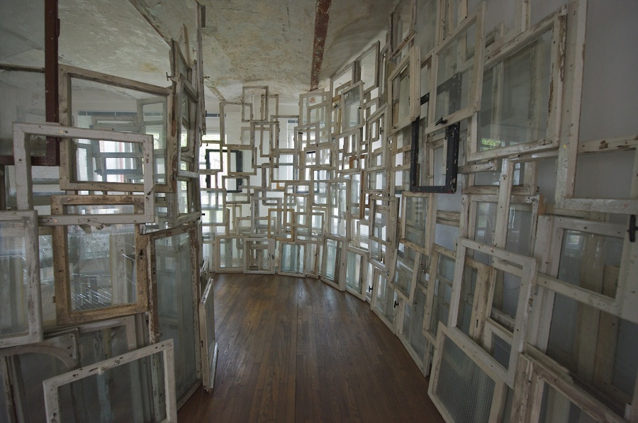 塩田千春展-06_《内と外》_web.jpg