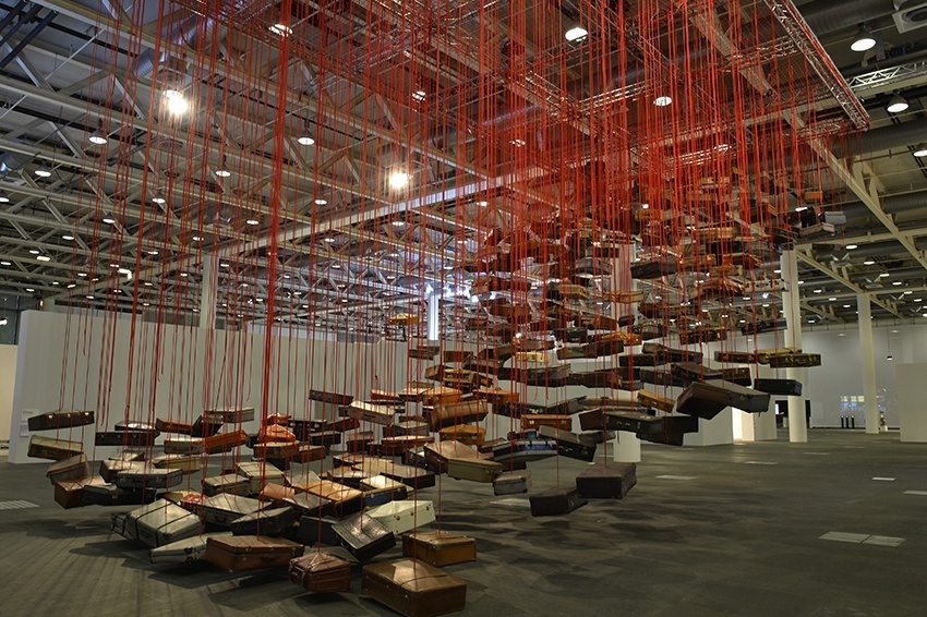 塩田千春展-07_《集積―目的地を求めて》_web.jpg