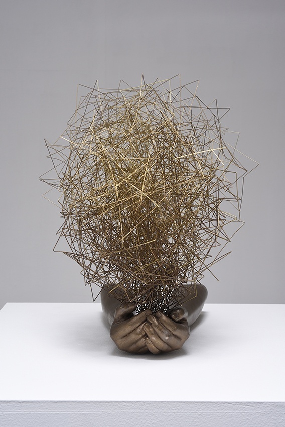 塩田千春展-09_《手の中に》_web.jpg