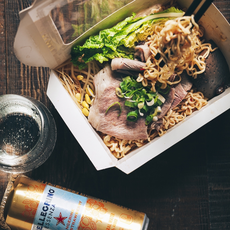 S. Pellegrino Essenza零卡香氛氣泡飲_合作商家_肉大人_老實麻辣麵_橙香野莓.j