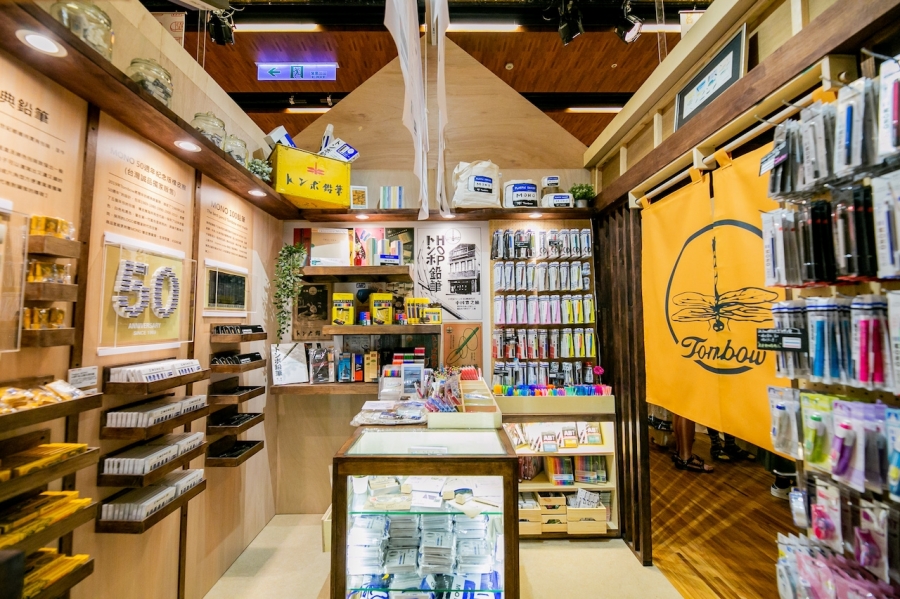 百年文具 Tombow蜻蜓牌,原味呈現懷舊風格、昭和時期的雜貨店_2.jpg