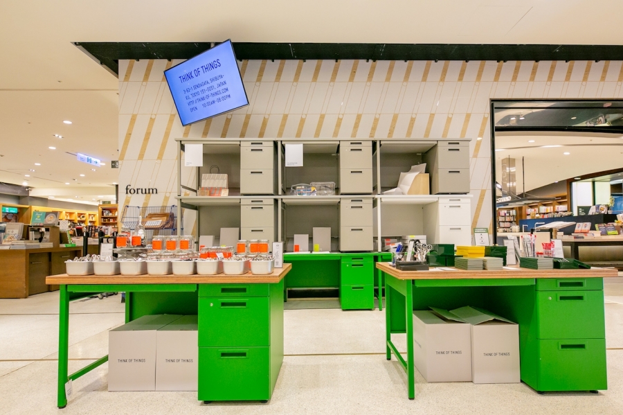 THINK OF THINGS除了原創文具外,品牌設計的辦公桌、展示櫃等陳列,展後可以讓您買回家,也