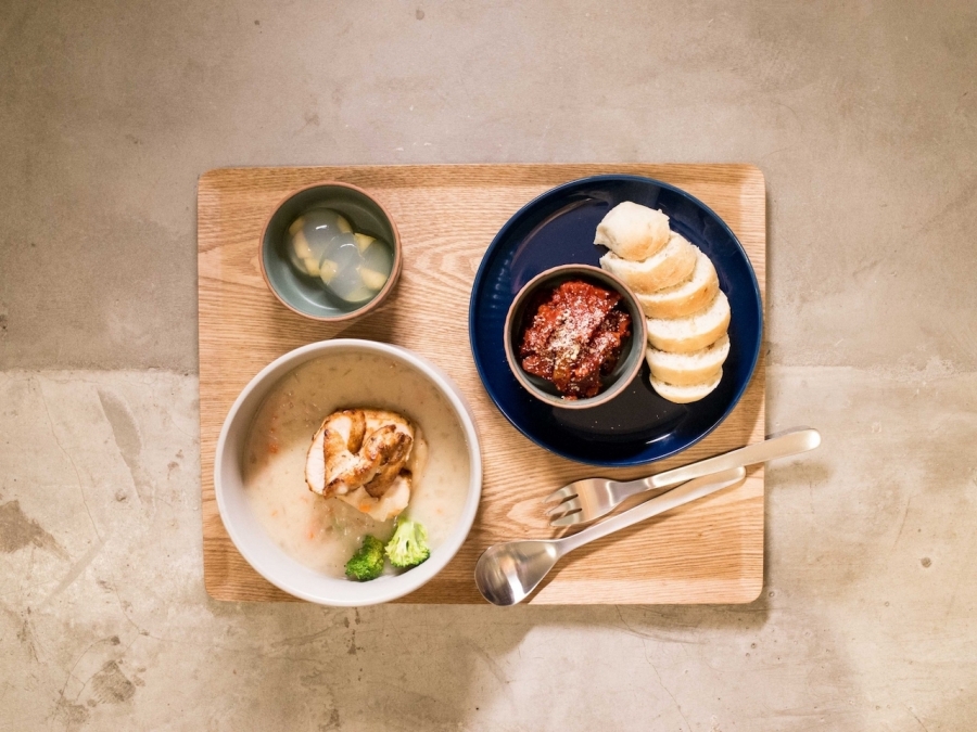 NICE TO MEET U newborn & café_洋蔥香煎嫩雞肉巧達湯套餐。.jpg