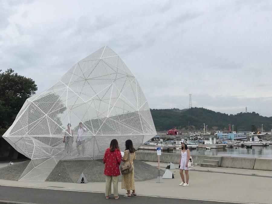直島宮浦港「直島展覽館」,靈感來自於海面上的海市蜃樓「浮島現象」,是增加遊客觀光的標的