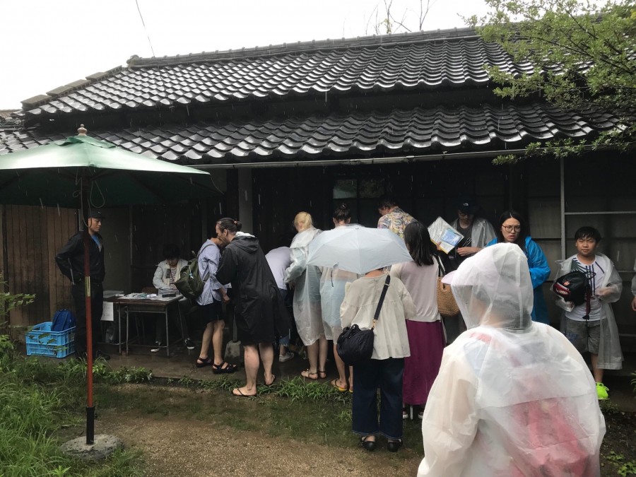下雨天仍有許多觀光客前來參觀作品,是以藝術翻轉地方的現象之一