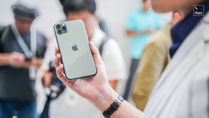 iPhone 1110.jpg