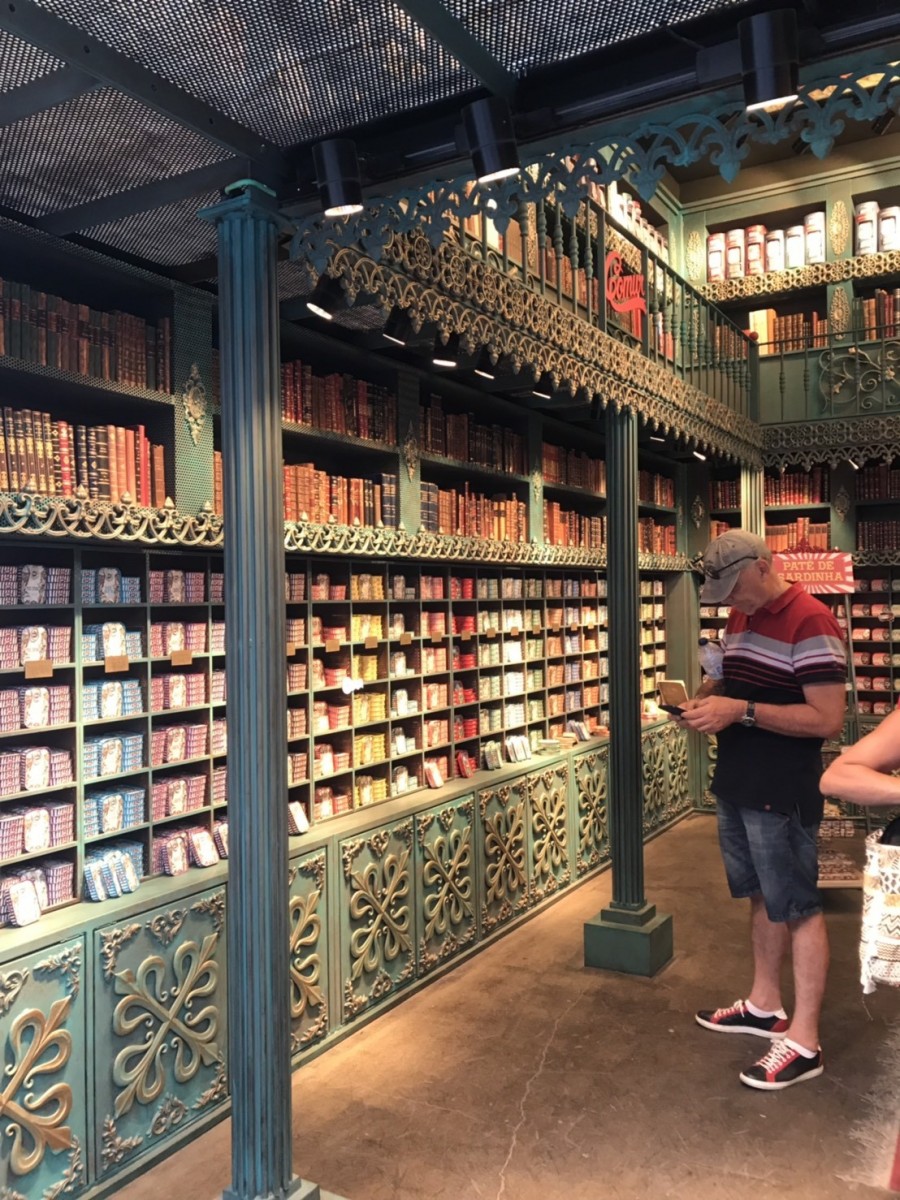 沙丁魚罐頭店也裝飾的像圖書館
