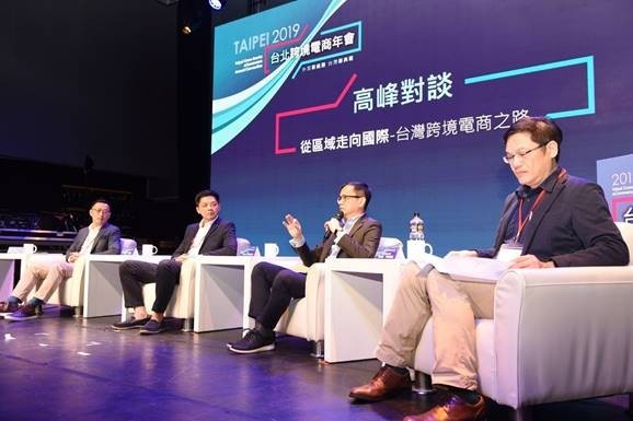 eBay全球跨境電商業務執行總裁林奕彰(右二)、PChome Thai總經理蔡文雄(左二)以及Pin