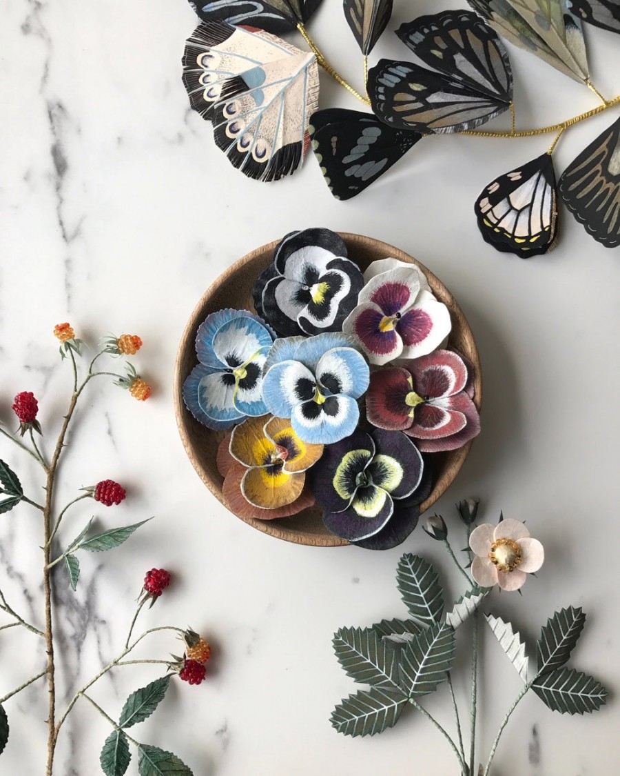7 Ann Wood Woodlucker flowers_07.jpg 纸艺术的全新境界!美国艺术家奶奶 Ann Wood 似幻似真的纸花、蔬果、羽毛、昆虫 7