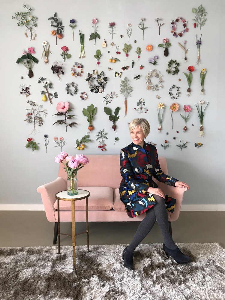 Ann Wood Portrait Woodlucker.jpg 纸艺术的全新境界!美国艺术家奶奶 Ann Wood 似幻似真的纸花、蔬果、羽毛、昆虫 2