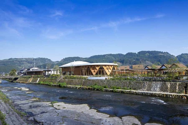 與自然融合的建築智慧 坂茂操刀 俯瞰芹川美景的日本大分kur Park長湯 Shoppingdesign