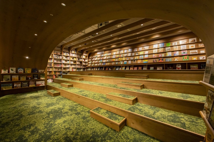 TSUTAYA BOOKSTORE南港店,提供家長與小朋友階梯式的閱讀環境,增加親子共讀的溫暖氣息。