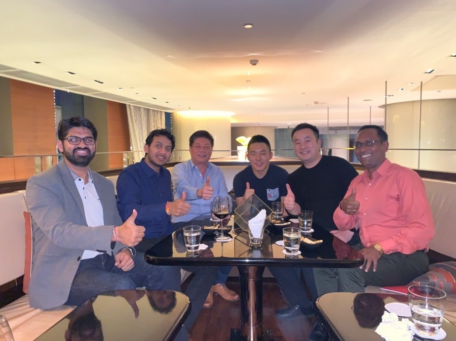 OYO核心團隊和光速中國合夥人(左二為OYO創始人Ritesh Agarwal,右二為光速中國創始合