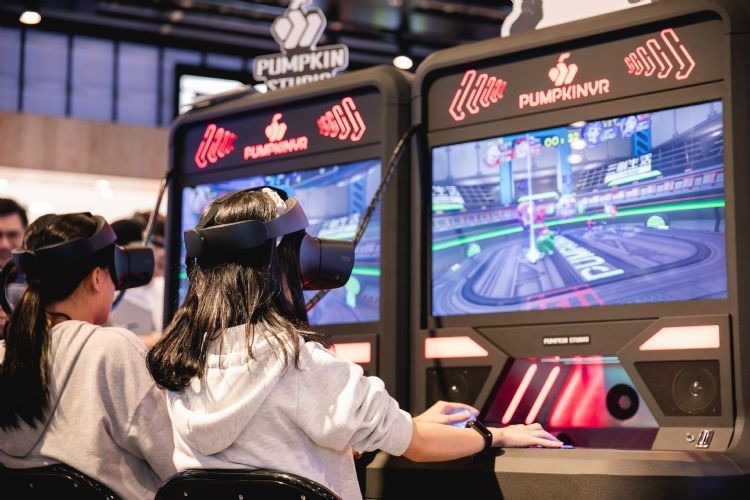 南瓜虛擬科技開發的VR遊戲機台,融合了傳統街機的易玩性和VR遊戲的深度沉浸感。南瓜虛擬科技