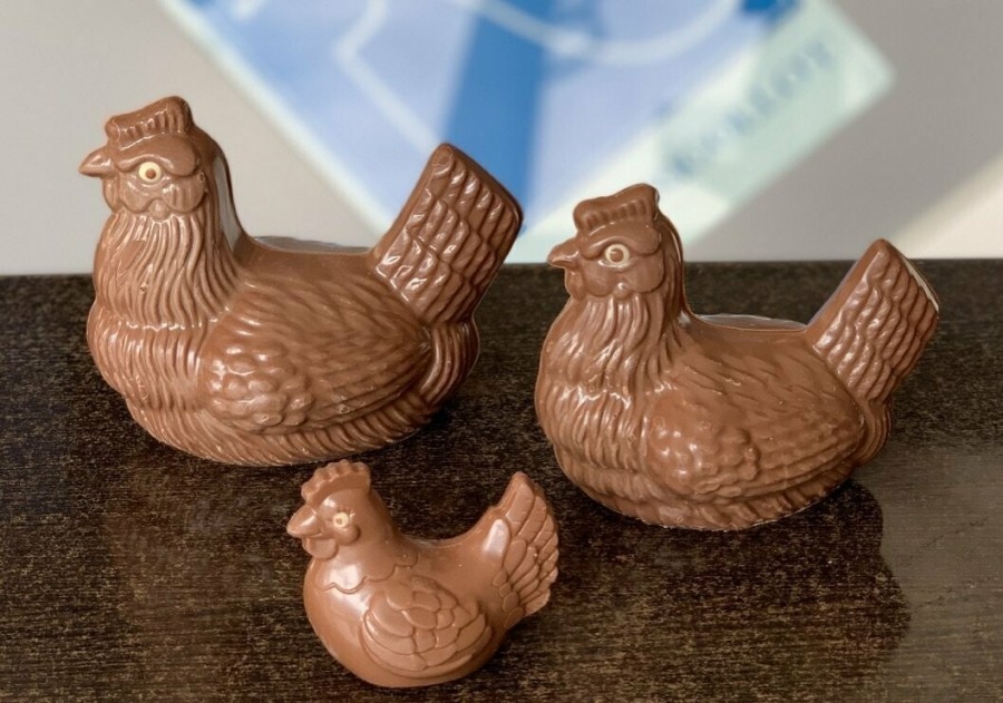 在法國,復活節不僅是宗教節日,也是甜點界的重要日子,甜點師會大展身手做出各種造型的巧克力。.jpg
