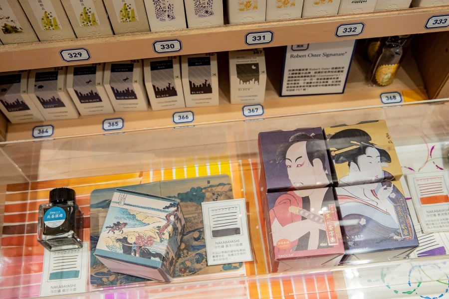日本高級文具品牌TACCIA將江戶時代流行的浮世繪做為靈感,從墨水顏色到外包裝都融入浮世繪畫作,定價