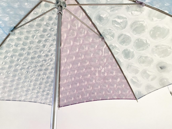 日本 氣泡紙雨傘 的療癒逗趣設計 滿布氣泡的傘面讓人忍不住想捏 Shoppingdesign