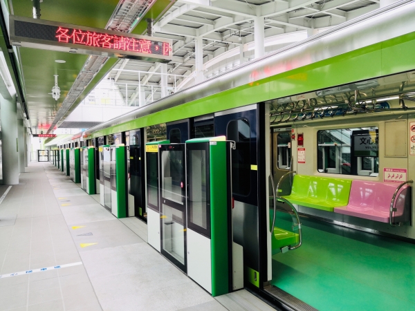 2020年底通車_台中捷運綠線_車廂內部.jpg