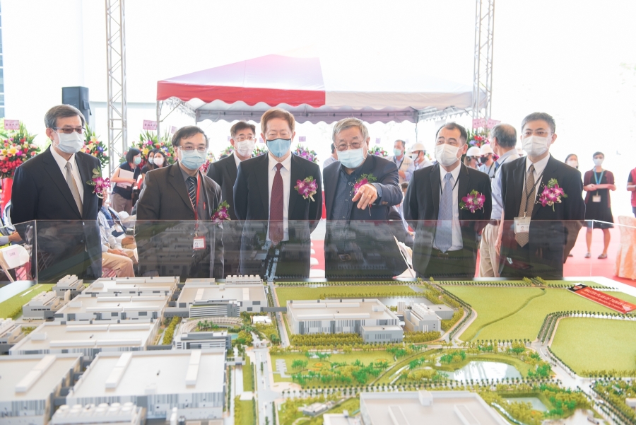 劉德音董事長(左三)及潘冀建築師(右三)於會場觀看台積公司南科廠房模型.jpg