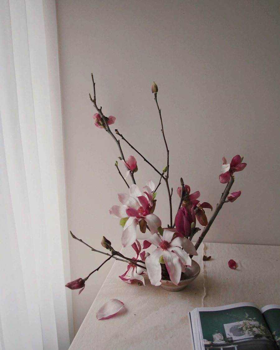 專訪】Miki Wei 的心流花園:從剪一條枝到落花有神,插花是一段靜心的 ...