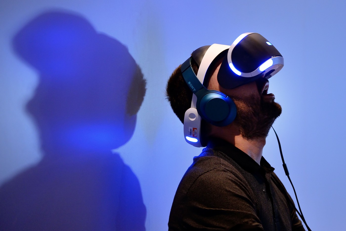 VR_虛擬實境_儘供編輯用_(來源Christian Bertrand/Shutterstock.c